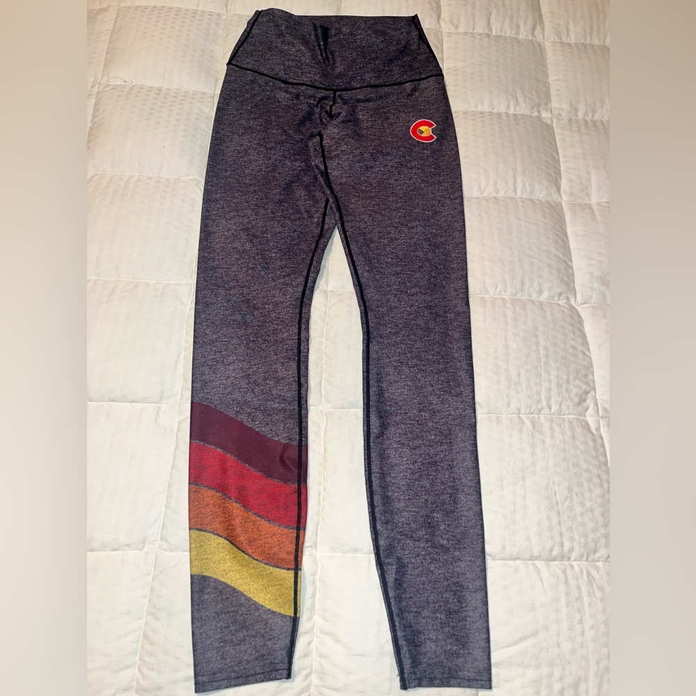 Yo Colorado New Gray Leggings with Rainbow Wave Design medium